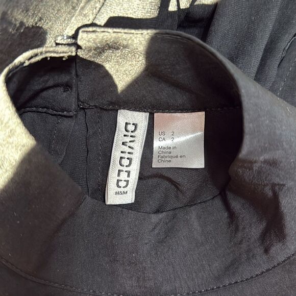 H&M Divided Black Long Sleeve Open Back Blouse Size 2 - Picture 7 of 8